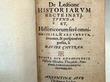 un vieux livre ouvert sur une table