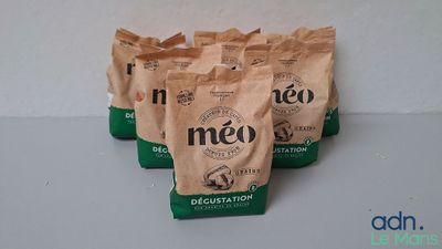 trois sachets de dégustation de MEO posés sur une table