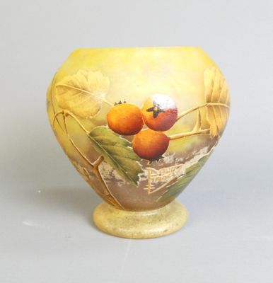 un vase jaune orné d'une peinture représentant des fruits