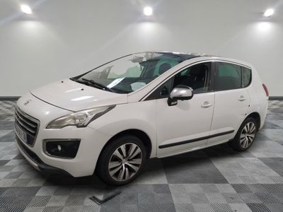 une voiture blanche est garée sur le sol à carreaux d'un garage