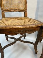 PAIRE DE CHAISES cannées en noyer sculpté à décor de fleurs. (photo 2)