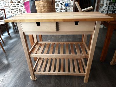 une table en bois sur laquelle est posé un panier