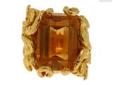 une photo d'une bague en or jaune sertie d'une citrine facettée