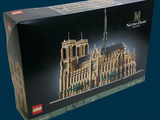 une boîte contenant une maquette de bâtiment
