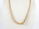 un collier en or sur un mannequin mannequin mannequin mannequin mannequin mannequin mannequin mannequin mannequin mannequin