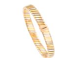 gros plan d'un bracelet en or sur fond blanc