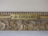 un gros plan sur une plaque en or sur laquelle figure un nom