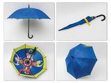 quatre images différentes d'un parapluie bleu orné d'un personnage de dessin animé