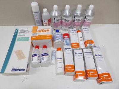 un grand nombre d'objets différents posés sur une table