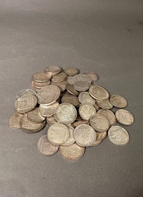 un tas de pièces d'argent sur une table