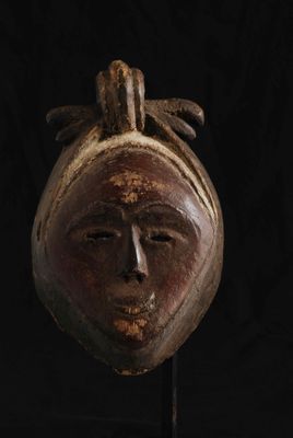 Art africain : masque unique en son genre sur socle