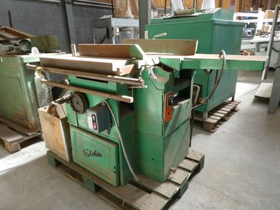a machine that is sitting on a pallet in a warehouse