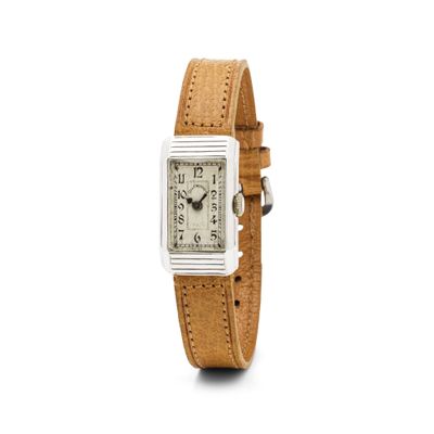 un gros plan d'une montre-bracelet avec un bracelet en cuir marron