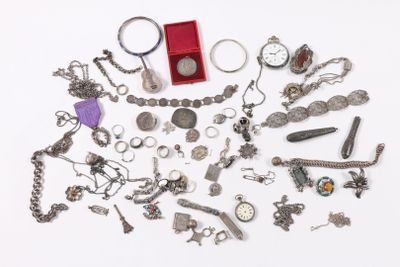 beaucoup de bijoux en argent sur une surface blanche