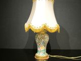 une lampe posée sur une table et munie d'un abat-jour