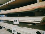 beaucoup d'étagères vides dans un magasin, avec des étiquettes de prix dessus