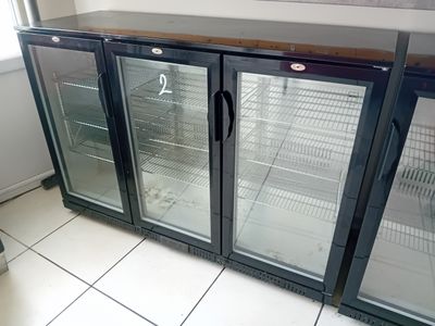 trois portes vitrées ouvertes dans une cuisine