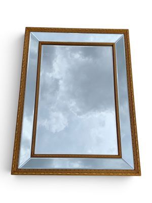 une image d'une image d'un ciel dans un miroir