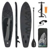 une photo d'une planche de paddle avec une pagaie, une pagaie et d'autres accessoires