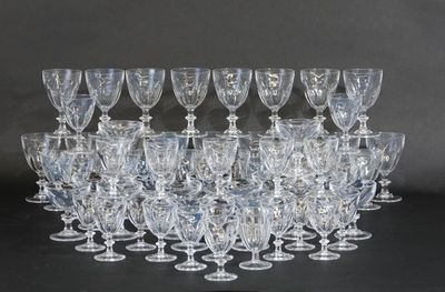 un grand nombre de verres à vin posés sur une table