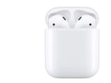 des AirPods d'Apple avec leur boîtier de recharge sur fond blanc