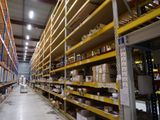 de nombreuses étagères dans l'entrepôt, sur lesquelles sont posées des cartons