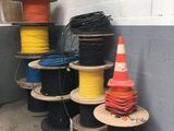 de nombreuses bobines de fils de différentes couleurs et tailles