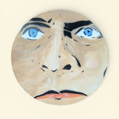 une assiette sur laquelle est représenté un homme aux yeux bleus