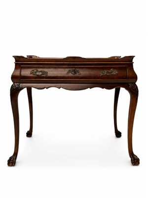une vieille table en bois surmontée d'un tiroir