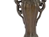 une image représentant un vase en bronze orné de deux oiseaux