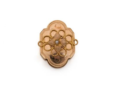 une image d'une bague en or avec une pierre au centre