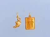 un pendentif en or orné d'un éléphant et d'un oiseau