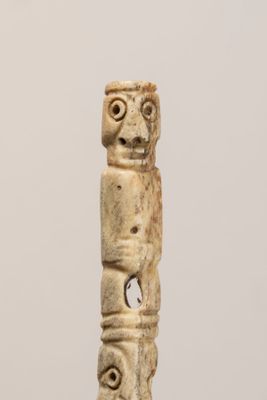 une image représentant une sculpture en pierre représentant un totem