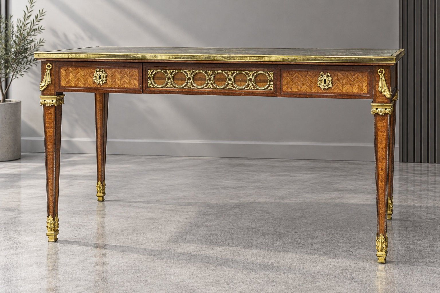 Bureau plat de style Louis XVI, ouvrant par trois tiroirs en…