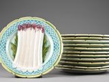 une pile d'assiettes ornées d'une image de fleur