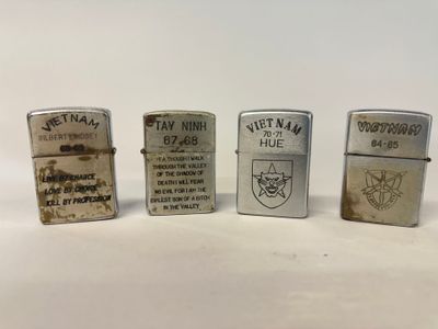 trois vieux briquets sont posés côte à côte sur une surface blanche