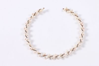 gros plan d'un bracelet avec des perles sur une surface blanche