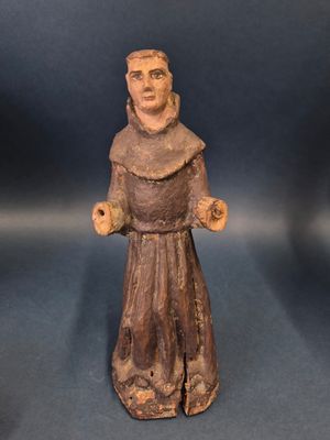 une image représentant la statue d'un homme vêtu d'une robe de moine