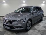 la voiture grise est garée sur un sol en damier dans le garage