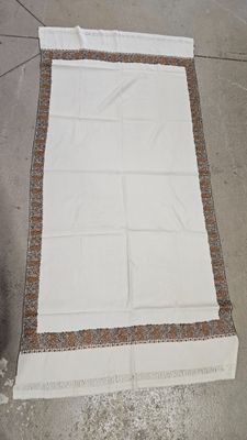 Beau châle en fine laine crème à décor d'une frise de botehs…