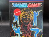 La boîte du jeu « Summer Games » est posée sur une table.