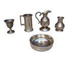beaucoup d'objets en argent sur une surface blanche