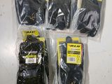 six paires de gants sont emballées dans des sacs en plastique sur une table