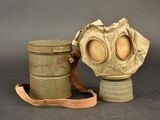 un vieux masque à gaz et une cartouche sur fond gris
