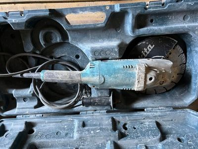 Disqueuses MAKITA filaire Diam 230 Test d'allumage OK - Photo 1