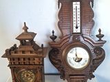deux horloges posées l'une à côté de l'autre sur une table