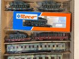 une boîte contenant tout un tas de petits trains