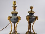 paire de lampes anciennes en laiton et marbre sur pied