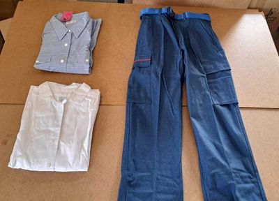 une boîte sur laquelle sont posés un pantalon et une chemise