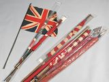 beaucoup de bâtonnets et un drapeau sur la table